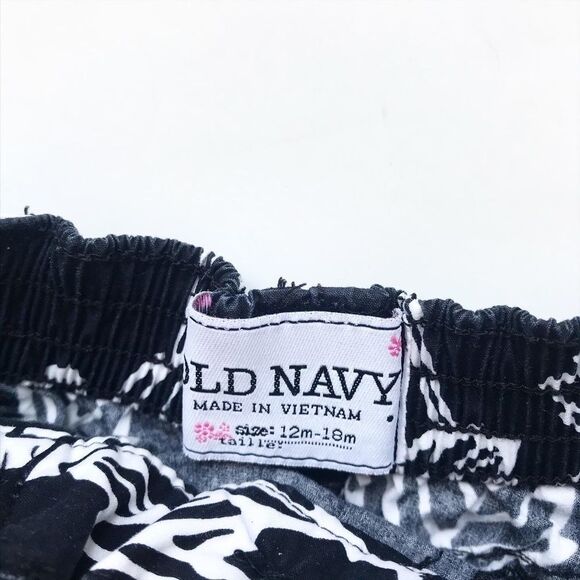 Old Navy black floral shorts EUC 12-18 months - Picture 3 of 4